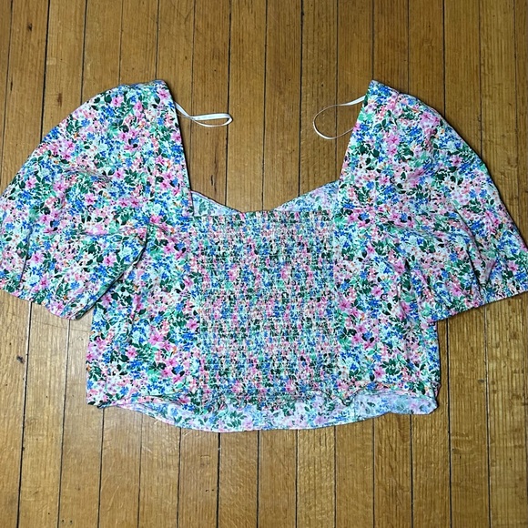 Floral Smocked Puff Sleeve crop top - Picture 4 of 11